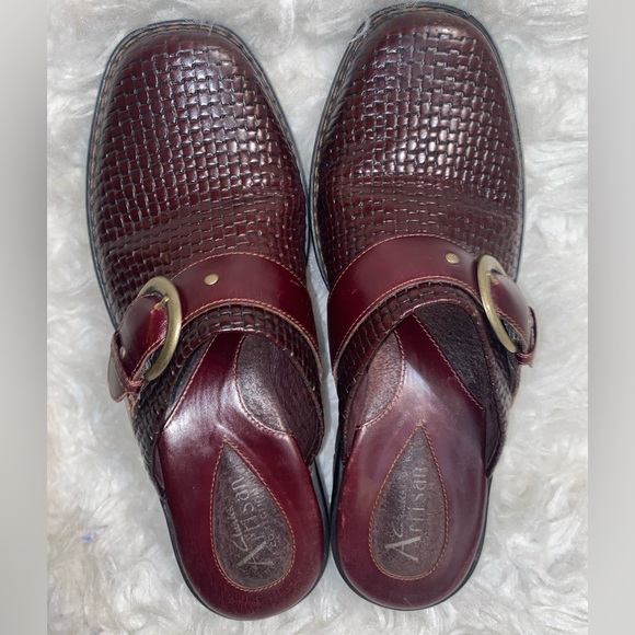 Women's Clarks Artisan Mules Clogs Shoes Size 8 Burgundy Woven Buckle - Picture 2 of 11
